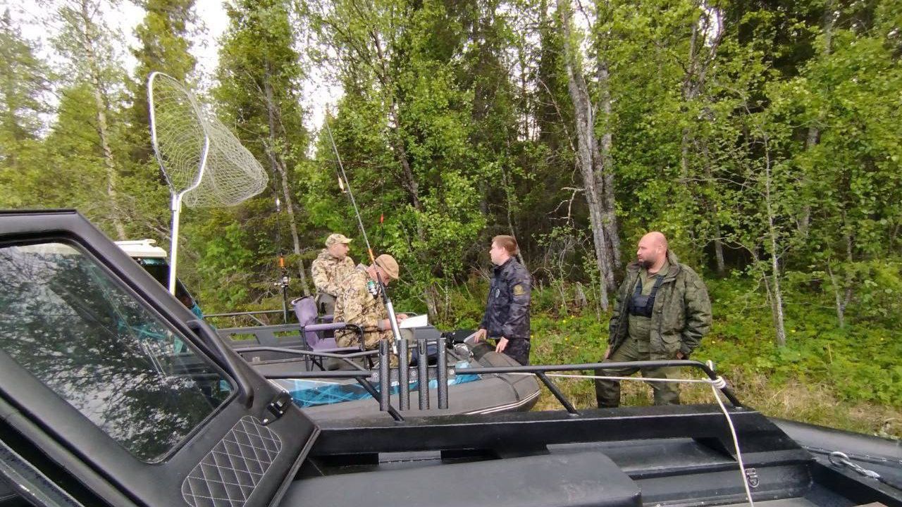 Более 40 случаев браконьерства выявили в Мурманской области За минувшую неделю в Мурманской области сотрудники регионального министерства природных ресурсов, Центра лесного и экологического контроля и Североморского территориального управления Росрыболовства выявили 41 нарушение правил рыболовства и 2 нарушения правил охоты. В ходе рейдовых мероприятий у нарушителей изъяли 38 запрещенных орудий лова, шесть экземпляров семги, а также два охотничьих ружья и 46 боеприпасов. Подпишись — Вести Мурман