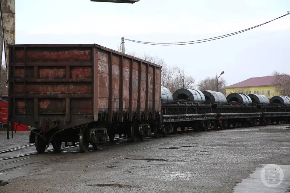 В Воронежской области остановили 15 пассажирских поездов Причиной стала атака беспилотников. Из-за повреждения сети остановили сразу 15 пассажирских поездов в Воронежской области, сообщает «Обозреватель.Врн». 7 июля со ссылкой на пресс-службу ЮВЖД. Уточняется, что накануне, 6 июля, в 23:43 специалисты выявили повреждения контактной сети на перегоне Журавка-Митрофановка. Пропуск пассажирских составов производился по одному пути в реверсивном режиме в оба направления. Было задержано 15 пассажирских поездов, время задержки рейсов составило от 7 до 57 минут. В 04.46 специалисты устранили повреждение, движение составов было восстановлено в полном объеме. Также журналисты напомнили, что в Воронежском регионе минувшей ночью было уничтожено восемь вражеских беспилотников.
