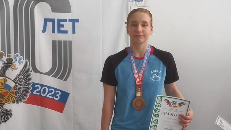 Новочеркасская пловчиха стала призером областного Кубка. В Ростове-на-Дону прошел Кубок Ростовской области по плаванию. Новочеркасск представляли воспитанники спортшколы №3. По итогам соревнований Анна Щурина завоевала бронзовую медаль на дистанции 200 метров баттерфляем. Подготовил спортсменку к соревнованиям тренер-преподаватель Виктор Корешков.