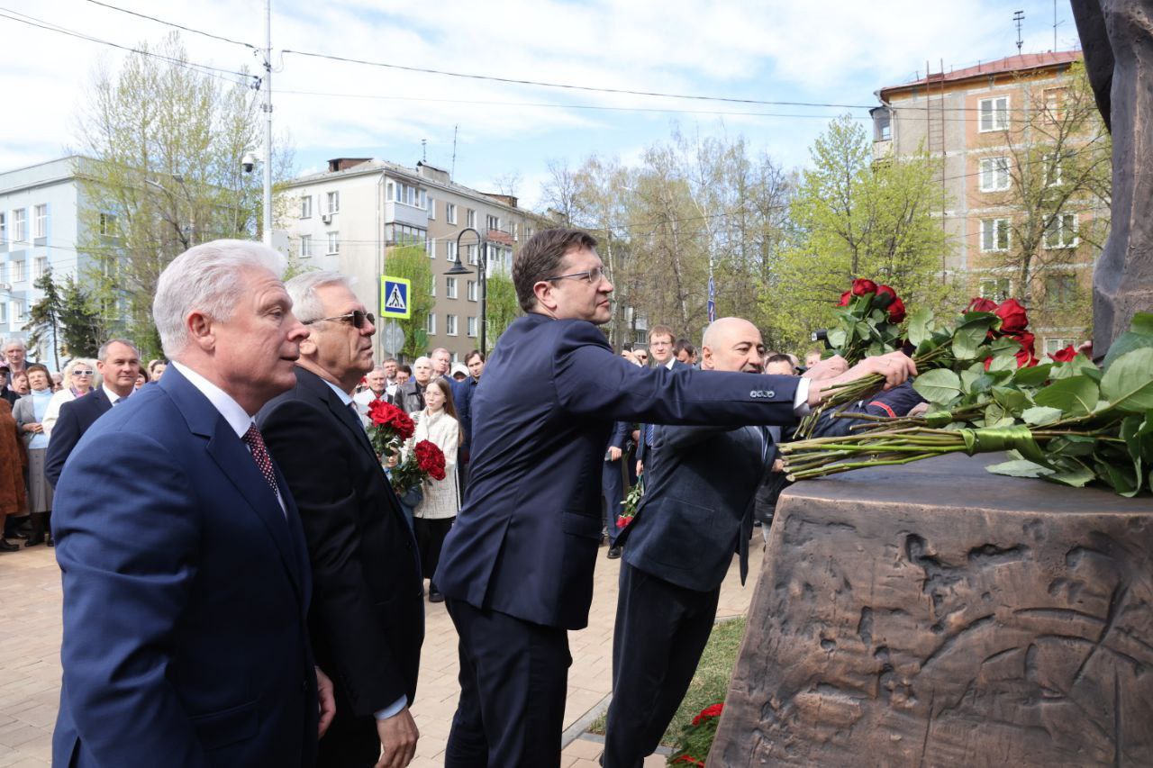 В Нижнем Новгороде на Юбилейном бульваре открыли памятник бывшему директору завода «Красное Сормово» Николаю Жаркову. Жарков возглавлял предприятие с 1984 по 2018 год, стал первым Героем Труда РФ в регионе. Александр Воложанин.