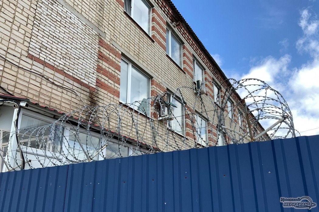 В Екатеринбурге в СИЗО 1 скончался арестант По данным пресс службы ГУФСИН смерть обвиняемого по статье 228 наркотики наступила в областной больнице и не связана с криминальными событиями причиной стали имеющиеся заболевания СИЗО 1 вновь оказалось в центре внимания после недавнего побега двух обвиняемых в терроризме Подписывайся на ИА Уральский меридиан