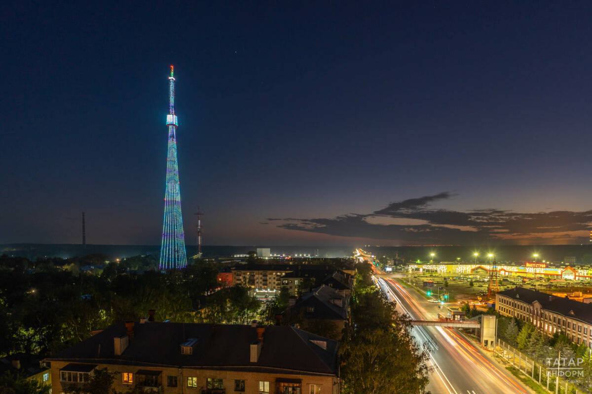 Казанская телебашня включит подсветку в день 24-летия РТРС  В среду, 13 августа, Российской телевизионной радиовещательной сети  РТРС  исполнится 24 года.  С 21:00 до 23:00 телевышку в столице Татарстана будет украшать логотип компании на фоне слогана «Это наше. Это работает», а также надпись «13 августа – День Рождения РТРС», отметили в центре.