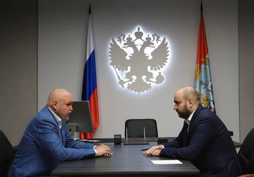 Министр энергетики России Сергей Цивилев провел выездное совещание по развитию электроэнергетического комплекса Самарской области   Сергей Цивилев в рамках рабочей поездки в Самарскую область встретился с губернатором Вячеславом Федорищевым и обсудил с ним развитие электроэнергетического комплекса региона.     В частности, речь шла об итогах прохождения осенне-зимнего периода и функционировании системообразующей территориальной сетевой организации  СТСО  — ПАО «Россети Волга».    Министр подчеркнул, что институт СТСО, который появился в России с 1 января 2025 года, призван повысить качество и надежность электроснабжения потребителей и сократить сроки устранения возникающих нештатных ситуаций.     Глава Минэнерго также отметил, что своевременный ввод новых генерирующих мощностей и опережающее покрытие темпов роста спроса на электроэнергию закладывают прочный фундамент для развития отечественной промышленности и экономики.    Вячеслав Федорищев в свою очередь рассказал, что на территории Самарской области запланированы масштабные мероприятия по строительству и реконструкции центров питания, которые обеспечат энергией новые промышленные и социальные объекты, сельхозпредприятия, жилые застройки, предприятия нефтяного кластера.    «Ввод новых мощностей поможет обеспечить реализацию частных инвестиционных проектов на территории государственных индустриальных и логистических парков Самарской области», — добавил губернатор, уточнив, что речь идет о парках «Чапаевск» и «Самара».   Также Сергей Цивилев и Вячеслав Федорищев обсудили подготовку к предстоящему осенне-зимнему периоду и модернизацию электросетевого хозяйства региона.    В настоящее время в рамках подготовки к ОЗП в Самарской области ведется замена, строительство и реконструкция 76 км линейных объектов.   : пресс-служба Правительства Самарской области