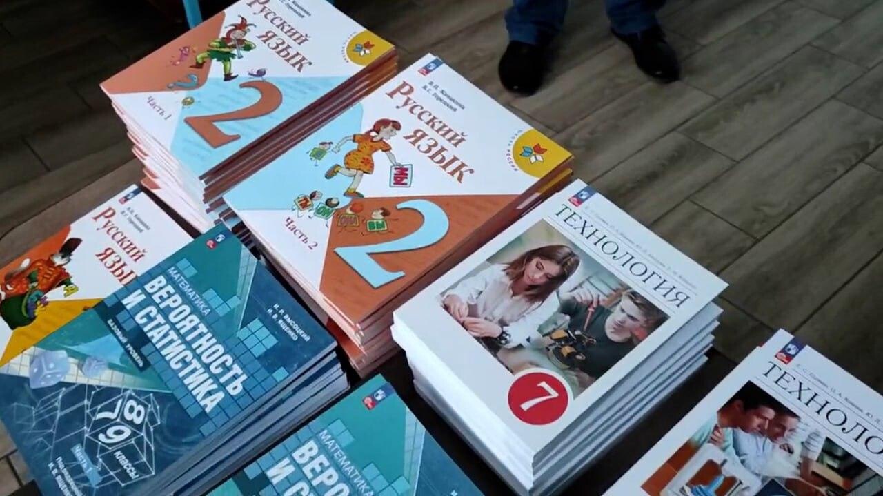Детям Горностаевского округа доставят подарки из Краснодарского края В преддверии Дня защиты детей учащиеся образовательных учреждений Кавказского района Краснодарского края готовят подарки для детей из Херсонской области. В рамках благотворительной акции «Дети — детям» школьники собрали канцелярские товары, настольные игры и книги. В ближайшие дни груз направится в Горностаевский округ. «Данная инициатива направлена на оказание поддержки и помощи юным жителям, находящимся в сложной жизненной ситуации», — сообщили в администрации Горностаевского муниципального округа. #ХАНмолодежка Фото: Телеграм-канал «Шефская помощь Херсонская область» , VK и ОК и читайте новости на нашем сайте