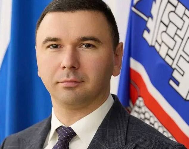 Заместителем главы Администрации Ростова на Дону по внутренней политике стал Андрей Косенко Сегодня 13 января глава Ростова Александр Скрябин сообщил о принятом им кадровом решении на должность заместителя главы городской Администрации по внутренней политике назначен Андрей Васильевич Косенко Вся его трудовая деятельность связана с прохождением государственной гражданской и муниципальной служб в донской столице Как рассказал градоначальник А В Косенко родился 23 декабря 1986 года в Ростове на Дону В 2009 году окончил Северо Кавказскую академию государственной службы по специальности Государственное и муниципальное управление тогда же и начал свою карьеру за почти 17 лет он прошел путь от специалиста первой категории в отделе по молодежной политике до главы Железнодорожного района которым руководил более четырех лет За годы своей работы Андрей Васильевич зарекомендовал себя как энергичный инициативный и грамотный руководитель Под его руководством в Железнодорожном районе реализовано множество инициатив в области благоустройства и восстановления зеленого каркаса Большое внимание Андрей Васильевич уделял заботе о ветеранах семьях участников СВО сбору гуманитарной помощи для фронта Всю эту работу он организовывал в тесном взаимодействии с самыми различными общественными объединениями от молодежных до предпринимательских отметил Александр Скрябин Глава Ростова на Дону ожидает от нового заместителя что работа по сотрудничеству с городскими общественными структурами будет выведена на новый уровень Уверен что его образование профессионализм и опыт позволят успешно решать поставленные задачи Желаю Андрею Васильевичу успеха в новой должности подытожил информацию о новом назначении градоначальник Подпишись на 1Rnd в МАХ Написать в редакцию