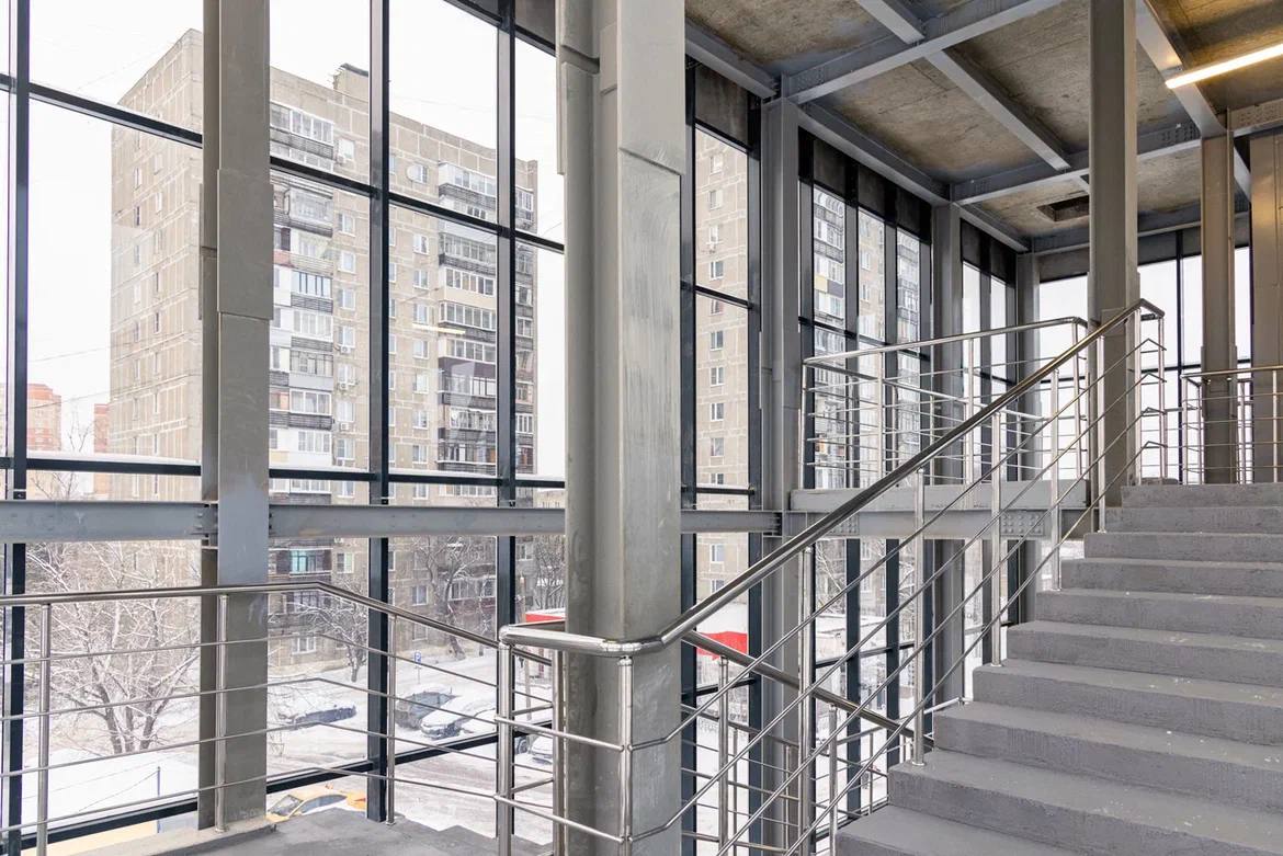 Переход открыт но резиновые сапоги не выбрасываем В Лобне официально открыли долгожданный надземный переход через ж д пути соединивший улицы Кольцевую и Полевую Объект солидный более 80 метров в длину антивандальное остекление освещение и обещание запустить лифты в ближайшее время Внутри красота и комфорт но как обычно дьявол кроется в деталях и под ногами Что имеем по факту Внутри Безопасный проход над путями и удобный доступ к соцобъектам для жителей микрорайона Восточный Снаружи грязевая ловушка Нормального асфальтированного подхода и выхода к улице Полевой просто нет Сейчас лобненская грязь предусмотрительно замерзла создавая иллюзию твердой почвы Но опытные жители знают весной вся эта красота потечёт и путь к технологичному переходу превратится в заплыв по бездорожью Кажется объект открывали в такой спешке что благоустройство территории осталось на десерт Ждем весеннюю серию доделок или жителям уже сейчас начинать тренировать прыжки в длину