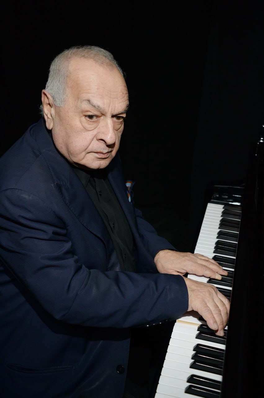 Умер народный артист России пианист и композитор Левон Оганезов Об этом его дочь Мария написала на своей странице в Facebook принадлежит корпорации Meta чья деятельность признана в России экстремистской и запрещена По ее словам музыкант скончался 13 декабря после продолжительной борьбы с онкологическим заболеванием 25 декабря ему должно было исполниться 85 лет Левон Леонтий Оганезов родился в Москве в 1940 году С четырех лет начал заниматься музыкой Учился в Центральной музыкальной школе окончил Музыкальное училище им Ипполитова Иванова неоднократно побеждал на фортепианных конкурсах Когда музыканту было 18 лет он заменил заболевшего пианиста Наума Вальтера на концерте в колонном зале Дома Союзов С тех пор Оганезов начал работать на концертной эстраде Он аккомпанировал Клавдии Шульженко Капитолине Лазаренко солисту Большого театра Павлу Лисициану Андрею Миронову Валентине Толкуновой Ларисе Голубкиной Долгие годы сотрудничал с Иосифом Кобзоном Фото Anatoly Lomokhov Global Look Press РБК в Telegram и MAX