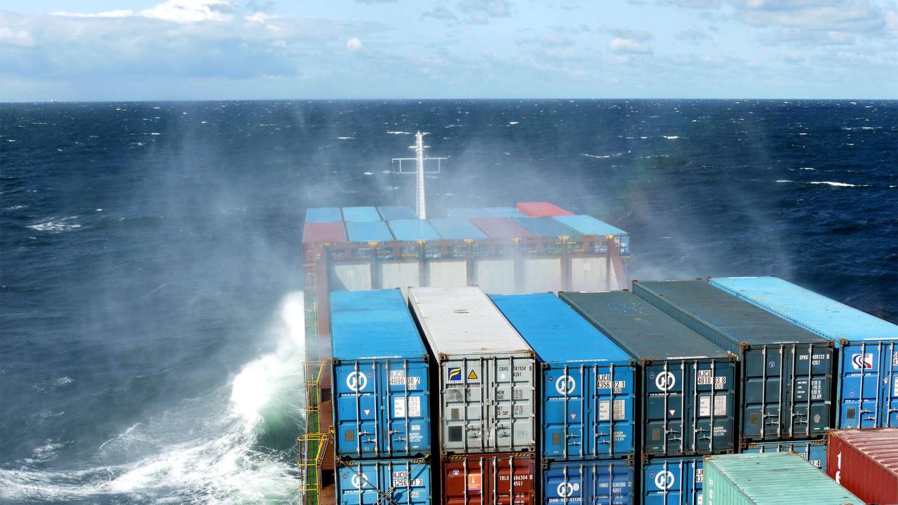 Болгарский сухогруз сел на мель неподалеку от Тамани Ро данным из открытых источников судно HAPPY ARAS под флагом Вануату следовало из болгарского порта Варна в Новороссийск Сухогруз сел на мель в районе мыса Железный Рог неподалеку от Тамани Экипаж запросил эвакуацию на борту находится 11 человек Официального подтверждения этой информации пока нет   свои фото видео и истории присылайте нашему боту prostokrd bot Подпишись на наш канал в Telegram MAX