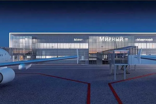 Модернизация аэропорта Мирный завершится в 2027 году Модернизация аэропорта Мирный завершится в 2027 году Фактически речь идет о строительстве воздушной гавани в новом месте Об этом пишет РЖД Партнер Сейчас на объектах аэродромной инфраструктуры выполняются работы по устройству искусственной взлетно посадочной полосы Общая строительная готовность по сооружениям летного поля составляет 68 Параллельно ведется строительство аэровокзальной инфраструктуры Возводятся пассажирский и грузовой терминалы топливозаправочный и ангарный комплексы Строительная готовность этих объектов превышает 80 aviaru net n294984 Оставайся в информационном потоке подпишись на наш канал в MAX