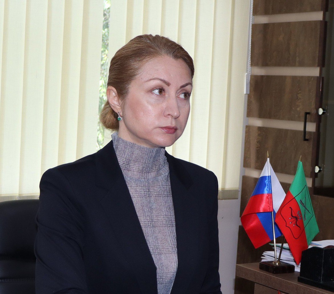 Председатель Законодательного Собрания Запорожской области Виктор Емельяненко провел рабочее совещание с представителями Аппарата регионального парламента На заседании обсуждались важные вопросы подготовки к предстоящим мероприятиям. В частности, был озвучен план мероприятий по приему делегации из шефского региона и празднованию Дня России, в рамках которого предусмотрено награждение и поздравление граждан. Особое внимание было уделено подготовке к очередному заседанию Законодательного Собрания. Виктор Емельяненко отметил, что некоторые региональные министерства и ведомства слабо реагируют на законопроекты, и предложил усилить взаимодействие с их руководством. Глава регионального парламента также подчеркнул необходимость детальной проработки праздничных мероприятий, акцентировав внимание на вопросах безопасности. По итогам заседания рабочей группы был сформирован план дальнейших действий и назначены ответственные за подготовку конкретных мероприятий. Законодательное Собрание Запорожской области ТГ-канал ГоспабликВК Сайт