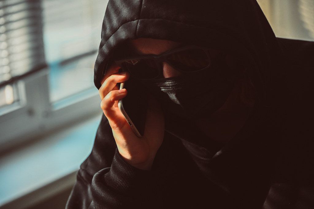 Мошенники усовершенствовали обманную схему курьерская доставка Злоумышленники звонят или пишут своим жертвам якобы от родственников используя при этом их личные данные имена фамилии местоположение и даже фото из соцсетей Таким образом они пытаются получить SMS код доступ к аккаунту на Госуслугах данные банковских карт и счетов а также персональные данные рассказали в полиции Такая схема может позволить им не только оформить кредиты и перевести деньги со счетов но и включить данные жертвы в свои новые схемы Правоохранители призывают игнорировать тех курьеров которые инициируют переписку и просят что то оплатить или подтвердить В случае когда посылка направлена от родственника нужно узнать непосредственно у него так ли это Помните настоящая доставка никогда не просит коды из SMS и не требует входа на Госуслуги для получения посылки