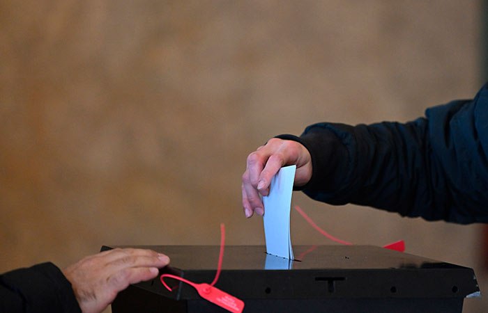 Впервые за 40 лет португальцам не удалось избрать президента в первом туре голосования Социалист Антониу Жозе Сегуру лидирует на выборах президента Португалии за него отдали голоса 31 1 избирателей На второе место с 23 5 выходит праворадикал Андре Вентура партия Chega Такие данные воскресного голосования приводят в понедельник португальские СМИ Поскольку ни одному из кандидатов не удалось набрать более 50 голосов избирателей 8 февраля состоится второй тур выборов Фото Zed Jameson Anadolu via Getty Images interfaxonline