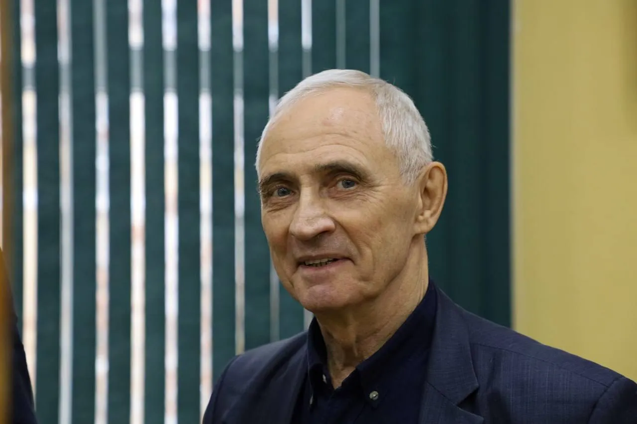Алексей Дмитриевич Завьялов сейсмическая активность Антарктиды Мощное землетрясение магнитудой 6 6 произошедшее в марте 2026 года недалеко от побережья Антарктиды осталось практически незамеченным в СМИ Эпицентр подземных толчков находился в Южном океане в 184 километрах от российской станции Беллинсгаузен на острове Кинг Джордж архипелаг Южные Шетландские острова Очаг землетрясения располагался на глубине 4 9 километра Землетрясения такой интенсивности считаются очень сильными а магнитуда от 7 и выше классифицируется как разрушительная и катастрофическая Хотя Антарктида считается сейсмически спокойным регионом в последнее время здесь фиксируются землетрясения другого типа ледниковые О сейсмической активности континента в материале РГО рассказал Алексей Дмитриевич Завьялов заведующий лабораторией сейсмической опасности ИФЗ РАН доктор физико математических наук Посмотрев на карту разломов вокруг Антарктиды можно понять что этот регион не может быть асейсмичным В районе пролива Дрейка и Антарктического полуострова происходит коллизия больших и малых литосферных плит С юга находится большая Антарктическая плита Севернее в районе пролива Дрейка расположена плита Скоша другоеназвания Скотия К ней на западе примыкает плита Алюк А к северу от Антарктической плиты располагается плита Наска которая заходит в Тихий океан Эти четыре плиты постоянно движутся друг относительно друга В местах их соприкосновения края плит неровные и иногда цепляются друг за друга В этот момент в месте зацепления движение плит прекращается но подкачка энергии заставляющая плиты двигаться продолжается и накопленная энергия никуда не исчезает В определенный момент зацеп ломается энергия высвобождается в виде сейсмических волн которые мы ощущаем как землетрясение Информация взята с портала РГО ℹ Читайте интервью на сайте РГО