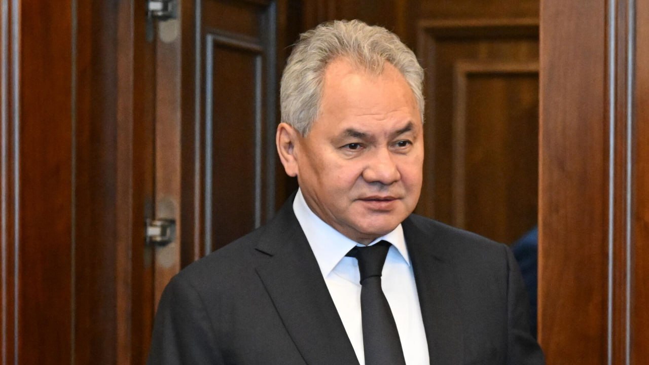 России необходимо создать полноценную отрасль редкоземельных металлов которая не будет зависеть от Китая и США заявил секретарь Совета безопасности РФ Сергей Шойгу в материале Известий Он отметил что РЗМ играют ключевую роль в различных отраслях промышленности а Россия в нынешних условиях должна максимально эффективно использовать свои природные ресурсы   наша страна просто обязана извлекать 100 пользы из своих природных богатств в том числе из редкоземельных металлов России жизненно необходимо создать суверенную отрасль независимую от Китая и США а также развить интегрированные проекты охватывающие полный цикл производства от добычи до конечных изделий Для решения этой задачи необходим мощный импульс со стороны государства подчеркнул Шойгу Секретарь Совбеза также напомнил о том что проект кластера по глубокой переработке критически важных редких и редкоземельных металлов в Ангаро Енисейском макрорегионе предлагает именно такой путь создание высокотехнологичных производств с высокой добавленной стоимостью Государство обеспечивает инфраструктуру бизнес получает площадку и стимулы наука заказ и финансирование пояснил Шойгу  При таком подходе будет сформирована экономика нового уклада где каждый рубль вложенный в Сибирь начнет работать на всю страну 28 августа состоялось заседание рабочей группы по проектам глубокой переработки сырья в Сибири где была представлена концепция кластера редкоземельных металлов который планируется к размещению в Красноярском крае В ходе мероприятия отмечалось что создание кластера позволит значительно увеличить промышленный логистический и образовательный потенциал региона NeNASHI