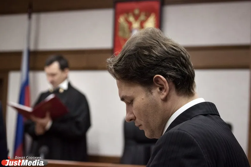 Силовики нагрянули к бывшему депутату ЕГД лидеру свердловского отделения Яблока Максиму Петлину Политика проверяют по статье Оправдание терроризма Криминал нашли в мероприятиях вечера писем для политзаключенных которые проводила партия Сам Максим Петлин пока не задержан а уголовное дело не возбуждено Обыски проводятся также у других членов реготделения Яблока Мы в Max Мы в VK Мы в Дзен