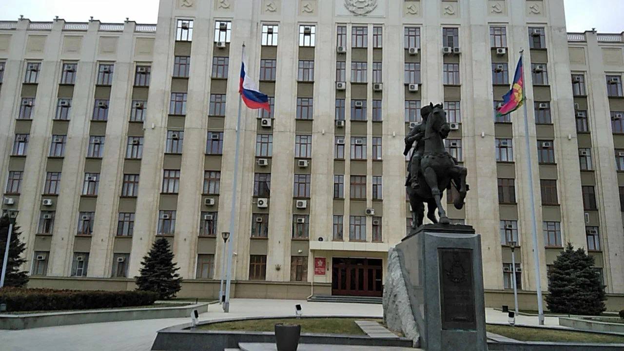 В Краснодаре задержаны два заместителя министра транспорта Краснодарского края Алексей Смаглюк и Александр Дашук Чиновники подозреваются в хищении 2 млрд рублей из бюджета По предварительным данным они организовали схему вывода государственных средств через госконтракты в том числе выделенные на реализацию нацпроектов Правоохранительные структуры пока не комментируют происходящее   свои фото видео и истории присылайте нашему боту prostokrd bot Подпишись на наш канал в Telegram MAX