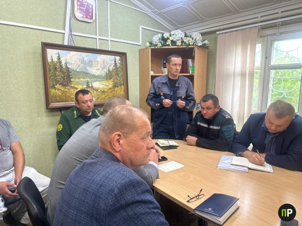 В Колодищах проводят выездное заседание штаба для борьбы с последствиями непогоды   Как ликвидировать последствия грозового фронта, натворившего немало бед в Колодищах, прямо сейчас обсуждают на выездном штабе в Колодищанском сельисполкоме.    — Наша задача — оценить масштаб последствий стихии, вызванной грозовым фронтом, который прошел 29 июля в Минском районе. Наиболее пострадал агрогородок Колодищи, а также близлежащие населенные пункты и садоводческое товарищество «Трактор», — отметил председатель Минрайисполкома Денис Колесень.   Во время заседания выступили с докладами представители Минского РОЧС, Боровлянского спецлесхоза, дорожные службы.     Какие задачи поставил глава Минского района   #Колодищи