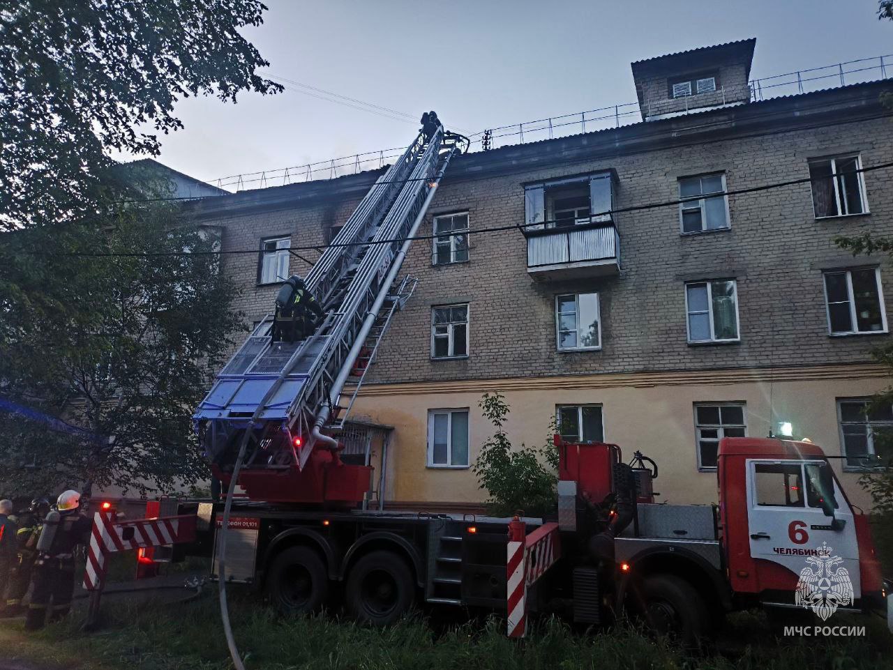 На пожаре в Челябинске погибла женщина     Ночью по улице Коммунаров загорелась квартира на третьем этаже жилого дома с последующим распространением огня на кровлю здания.   В результате происшествия погибла женщина из горящей квартиры. Еще один человек пострадал: мужчина госпитализирован в больницу.     Сотрудники МЧС России ликвидировали пожар на площади 40 квадратов.   На месте работала испытательная пожарная лаборатория. По предварительным данным причиной ЧП стал аварийный режим работы электросети или электрооборудования.