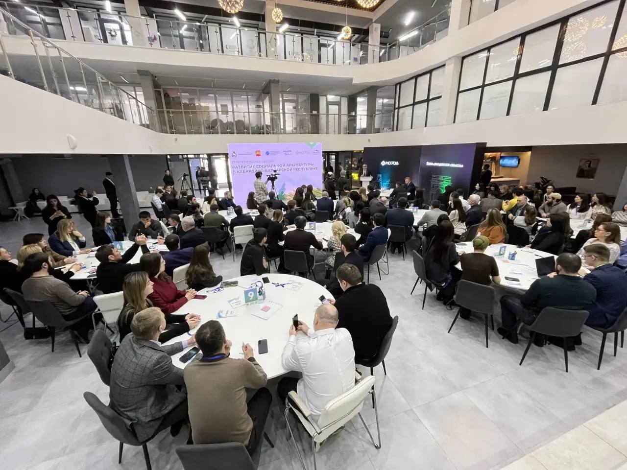 В Кабардино Балкарии стартует пилотная площадка по социальной архитектуре В Кабардино Балкарии создается первая в России окружная экспертная площадка по социальной архитектуре Об этом сообщил заместитель гендиректора общества Знание и гендиректор центра знаний Машук Антон Сериков на стратегической сессии в Нальчике Площадка станет моделью для других регионов Северо Кавказского федерального округа и будет работать на базе Центра знаний Машук Инициатор сессии глава КБР Казбек Коков назвал республику пилотной территорией для интеграции социальной архитектуры в региональное управление и подчеркнул Мы проводим первую стратегическую сессию на которой разберем ключевые социальные вызовы КБР с прицелом на конкретные управленческие решения Заместитель начальника управления президента РФ по вопросам мониторинга и анализа социальных процессов Алексей Семенов отметил что многие регионы сталкиваются с похожими проблемами и небольшие решения остаются локальными Социальная архитектура обеспечивает горизонтальное взаимодействие позволяя адаптировать и тиражировать успешные практики Антон Сериков добавил что площадка сосредоточится на социально архитектурных решениях для управления КБР уделяя внимание межнациональным отношениям Начальник департамента по реализации общественных проектов аппарата полпреда президента РФ в СКФО Андрей Карпов во время стратсессии сообщил что для Кавказа важны проекты по укреплению межнациональных и межконфессиональных отношений и сохранению исторической памяти Он напомнил что 2026 год объявлен Годом единства народов России а в ноябре 2025 г президент утвердил стратегию государственной национальной политики до 2036 г где в числе приоритетов совместная работа власти и общественных организаций По словам Карпова это дает социальным архитекторам возможность запускать проекты по гармонизации межнациональных отношений Источник фото телеграм канал главы Кабардино Балкарской Республики Казбека Кокова Подпишись это Кавказ Сегодня