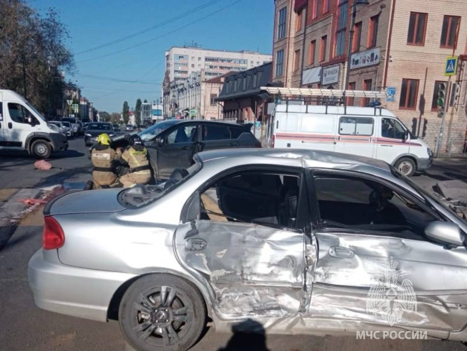 Сотрудники МЧС участвовали в ликвидации последствий ДТП в Оренбурге Столкновение 2 легковых автомобилей произошло на улице Краснознаменная. На месте работали экстренные службы. В результате травмирована женщина. Пожарные 2 ПСЧ исключили возможность возгорания машин отключив АКБ и убедились в отсутствии угрозы другим участникам дорожного движения. Уважаемые водители! Внимание и осторожность – это главные принципы поведения, которых следует неукоснительно придерживаться при вождении. Превышение скорости, пренебрежение правилами дорожного движения или управление неисправным транспортным средством может стать причиной трагедии. #МЧС #безопасность #ДТП