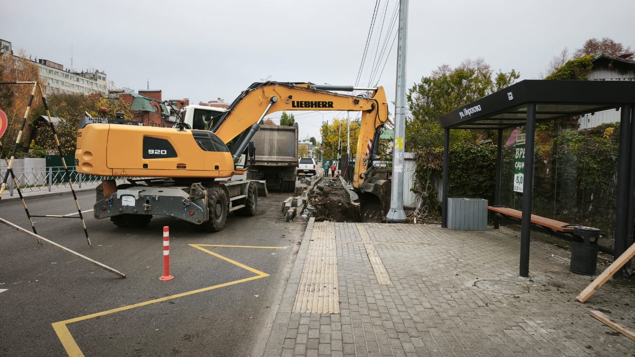 В Воронеже доделывают скандальный тротуар на улице Свободы На улице Свободы начали доделывать тот самый тротуар который резко обрывался у забора частного дома Пешеходам приходилось либо рисковать идя по проезжей части либо искать обходные пути Мешавший забор демонтировали на его месте скоро появится нормальная пешеходная зона Как отметили дорожники устройство тротуара на этом месте было предусмотрено проектом однако выполнить работы было невозможно до процедуры изъятия участков Когда власти Воронежа договорились с собственниками земли подрядчик демонтировал забор и продолжил работы