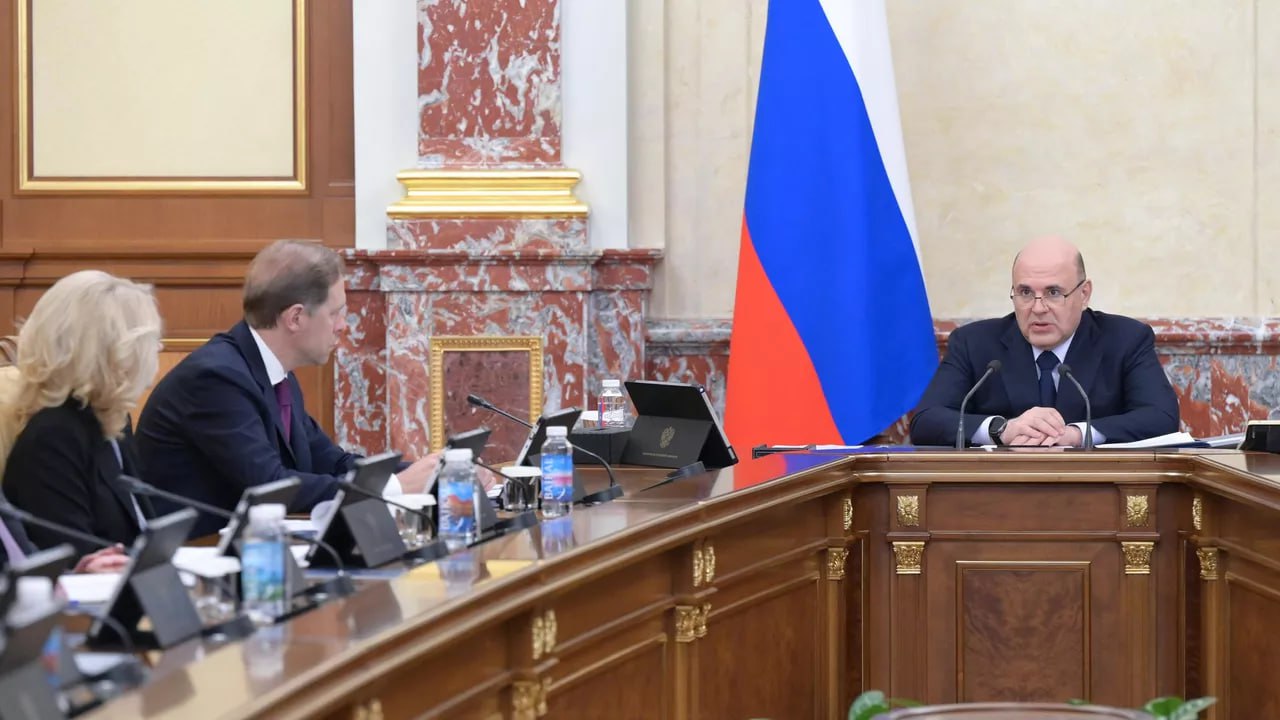 РАЗВИТИЕ ОПК   ПРАВИТЕЛЬСТВО ПРОДЛИЛО СРОК РЕАЛИЗАЦИИ ГОСПРОГРАММЫ  Правительство РФ продлило срок реализации государственной программы «Развитие оборонно-промышленного комплекса» до 2036 года, сообщила пресс-служба кабмина.  «Председатель правительства Михаил Мишустин подписал распоряжение о продлении срока реализации государственной программы «Развитие оборонно-промышленного комплекса» до 2036 года», – говорится в сообщении пресс-службы кабмина.  Как уточнили в кабмине, продление программы связано с необходимостью синхронизации сроков её реализации со сроками реализации государственной программы вооружения, разрабатываемой по поручению президента РФ Владимира Путина на новый 10-летний период.  Основная цель программы «Развитие оборонно-промышленного комплекса» – динамичное развитие научно-технического, производственно-технологического, кадрового и интеллектуального потенциала оборонно-промышленного комплекса России, а также наращивание и реализация его конкурентных преимуществ.  Фото:   РИА Новости / Александр Астафьев  #аврорамедиа_россия    Telegram-экосистема АВРОРА МЕДИА МЕДИА   НОВОСТИ   РЕГИОН   ЛАЙФ   СПОРТ   ГЕРЛЗ   ХАЙТЕК   ПЕРСОНЫ   ИНСАЙД   КРИМИНАЛ   МОЛОДОСТЬ   LIVE   АВРОРА МЕДИА YOUTUBE   RUTUBE