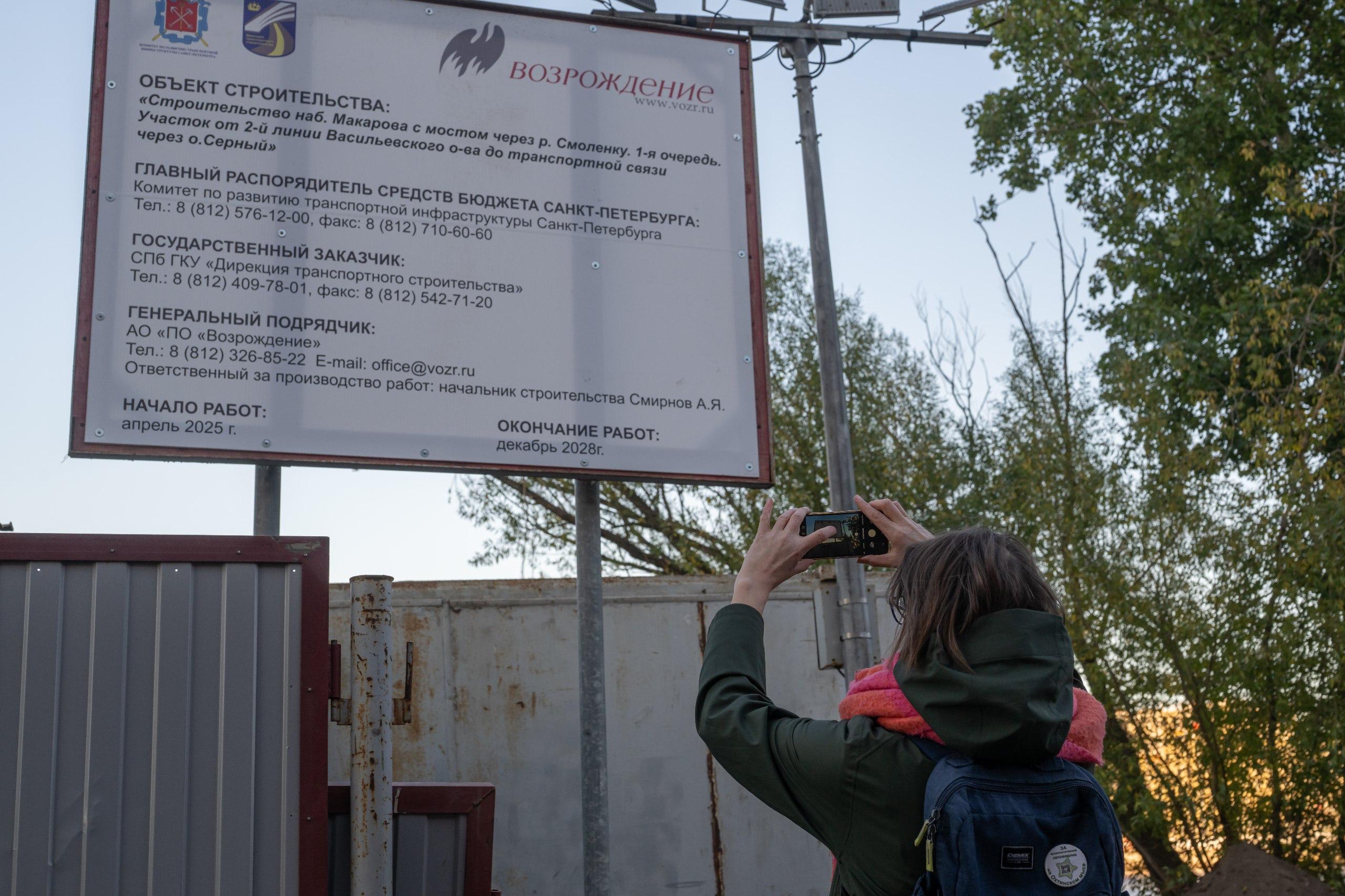 Заросли повторно получили охранный статус Он защитит парк лишь на время Новый документ отодвигает дату после которой вырубка может стать законной Обновление на сайте КГИОП заметили защитники народного парка Две заявки на один парк Вчера комитет по охране памятников опубликовал новый список объектов обладающих признаками культурного наследия Заросли в списке упомянуты дважды как часть Винного городка и как часть завода имени Калинина По первой заявке комитет уже подготовил проект отказа до 16 октября он находится на антикоррупционной экспертизе Вторую заявку комитет должен рассмотреть в течение 90 дней но может быстрее Что дает статус Пока КГИОП рассматривает заявку вырубать парк нельзя Впервые парк после обращений горожан включили в документ 25 сентября Это сделало вырубку незаконной но в тот же день вокруг парка начали возводить забор а рядом вывесили объявление о вырубке сотен деревьев В начале октября защитники парка обнаружили три версии одного порубочного билета которые противоречат друг другу Зачем хотят вырубить Заросли Это начало строительства продолжения набережной Макарова которое городские власти обсуждают с 2019 года На месте зеленой части берега Малой Невы благоустроенного жителями Васильевского острова и волонтерами пройдет четырехполосное шоссе Фото Бумага Подписывайтесь на Бумагу и предлагайте новости