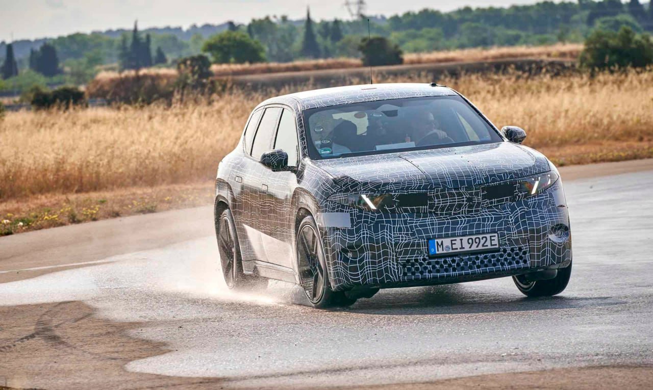 Революция: в новом электрокаре BMW iX3 появится автовключение поворотников. Прототип кроссовера уже проверили на тест-драйве. Поворотник будет включаться, как только водитель проверит зеркала. Если этого не сделать, система не даст ему повернуть руль. Из других характеристик: двигатель на 400 л.с. и запас хода ~640 км. Старт продаж авто ожидается в 2026 году. Цена — от ₽5 млн.