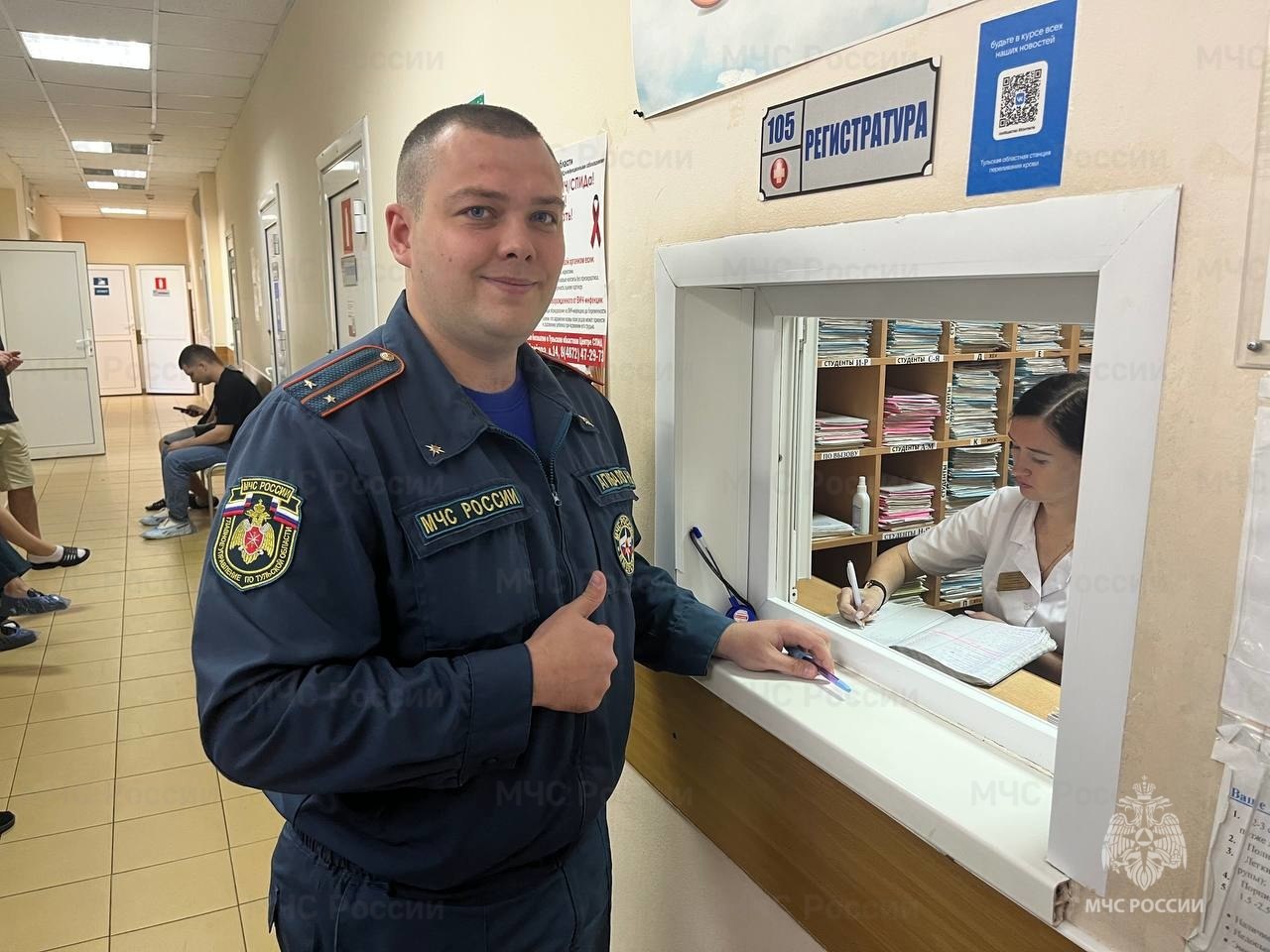 Спасатели МЧС России по Тульской области стали донорами крови   ‍ Сотрудники Главного управления МЧС России по Тульской области в очередной раз доказали, что спасать жизни можно не только на месте происшествий. Сегодня более 30 спасателей приняли участие в донорской акции, пополнив банк крови на 15 литров. «Ежедневно сталкиваясь с бедами людей, сотрудники МЧС России как никто другой понимают важность своевременной помощи другим и знают, что спасать жизни можно по-разному. Донорские акции — это один из доступных способов.», — отметил начальник отдела медико-психологического обеспечения Андрей Дроздов.  Цельная кровь и ее компоненты необходимы не только пострадавшим в ЧС, но и пациентам, которые ежедневно борются за жизнь.   Акция приурочена к 35-летию МЧС России — еще один пример того, как спасатели соблюдают традиции милосердия и готовности прийти на помощь.   МЧС Тульской области   подписаться