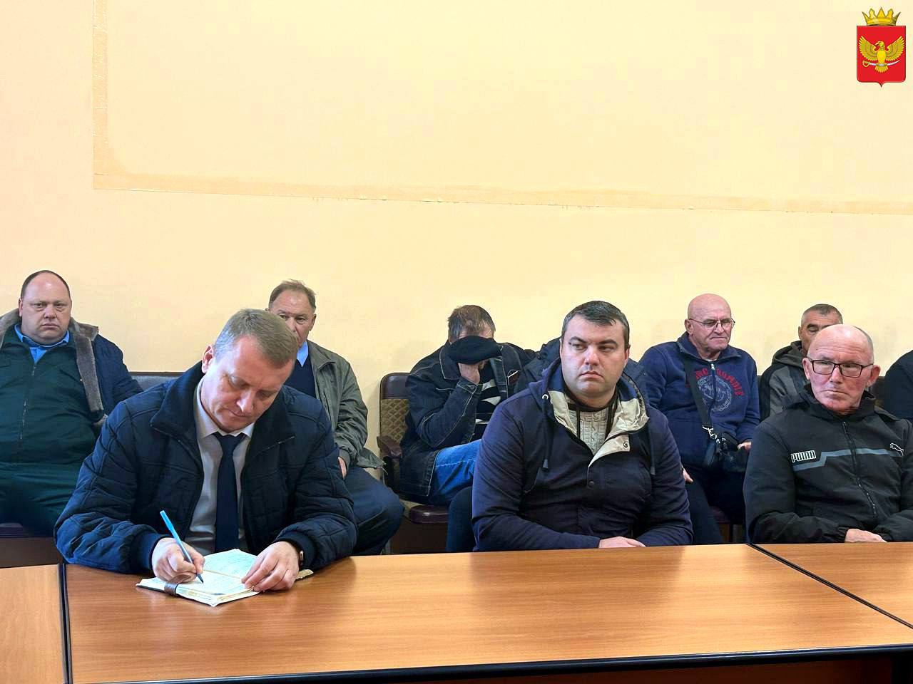 Маркировка пасек и пчел обязательна с 1 сентября 2025 года В среду 1 октября в малом зале администрации Приморского муниципального округа состоялся семинар совещание для пчеловодов организатором которого выступило Азово Черноморское Межрегиональное управление Россельхознадзора Мероприятие было посвящено актуальной теме регистрации пчелиных семей и пасек в системе ФГИС ВетИС Хорриот Помимо пасечников участие в семинаре приняли представители администрации и ветеринарной службы муниципалитета Константин Верзилин врио заместителя руководителя Азово Черноморского межрегионального управления Россельхознадзора напомнил пчеловодам о том что с 1 марта 2024 года в России введена обязательная маркировка пчелиных семей Это необходимо для точного учёта поголовья контроля за здоровьем пчёл и отслеживания их перемещений Сельхозпредприятия фермеры и физические лица занимающиеся пасекой должны были пройти эту процедуру в срок до 1 сентября 2025 года Получение паспорта пасеки и трудности с которыми сталкиваются пчеловоды при его оформлении и маркировке продукции один из ключевых вопросов поднятых на совещании Без лабораторных исследований и соответствующих документов пасечники рискуют оказаться в сложной ситуации особенно при продаже пчеловодческой продукции Продукция без соответствующих документов будет изыматься из оборота и подлежать уничтожению владельцы пасек понесут административную ответственность Наличие документов не только обезопасит продукцию но и защитит интересы клиентов подчеркнул Константин Верзилин Еще одним актуальным вопросом совещания стал контроль использования химических препаратов которыми аграрии обрабатывают поля и которые часто становятся причиной падежа пчел Представители Россельхознадзора отметили что оборот пестицидов гербицидов фунгицидов фиксируется на уровне законодательства Про обработку полей земледельцы обязаны уведомлять население за три дня до старта чтобы пчеловоды на это время не выпускали пчел на работу Контроль за соблюдением этих норм лежит на местных органах власти В ходе совещания участники могли задать наиболее волнующие вопросы касающиеся паспортизации пасек и получить необходимую консультацию В завершение мероприятия врио заместителя руководителя Азово Черноморского межрегионального управления Россельхознадзора Константин Верзилин еще раз настоятельно призвал пчеловодов завершить регистрацию в системе ФГИС ВетИС Хорриот для чего необходимо обратиться к специалистам ветеринарной службы которые всегда готовы оказать действенную помощь Подписывайтесь на Вести Приморск ВК Одноклассники Ответы и вопросы присылайте в наш чат бот Обратная связь Объективно Актуально Правдиво