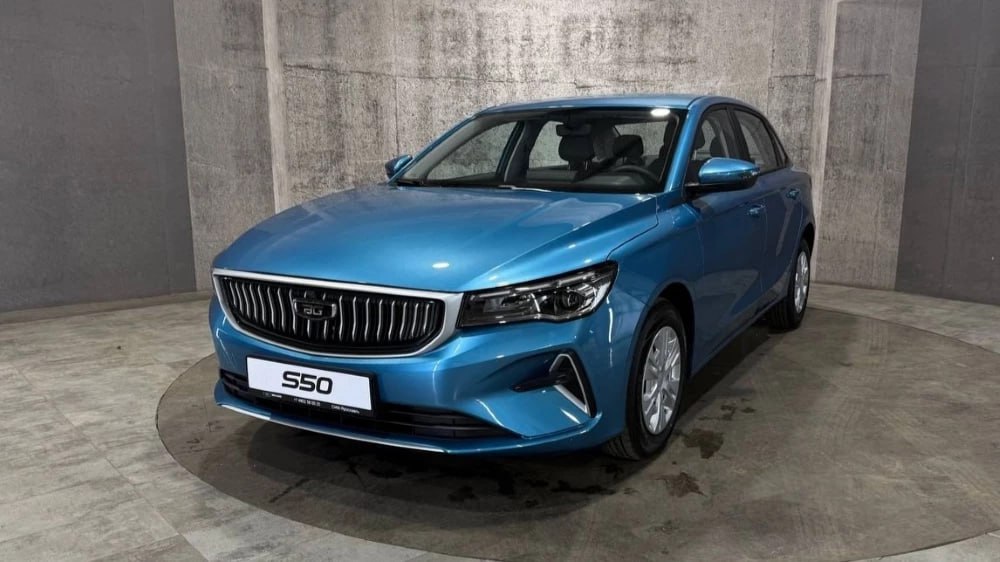 Российские дилеры бренда Belgee столкнулись с дефицитом седанов S50 выяснили Китайские автомобили Мы обзвонили ряд автосалонов в разных городах страны и во многих шоурумах не оказалось ни одного автомобиля в наличии Причиной большинство собеседников назвали высокий спрос на модель который не успевает удовлетворять производитель автозавод Белджи в Беларуси По данным компании Автостат Инфо за октябрь S50 разошелся в РФ тиражом 1171 экземпляр Это примерно в 5 раз меньше чем кроссоверов X70 и в четыре чем X50 belgee chinamashina news