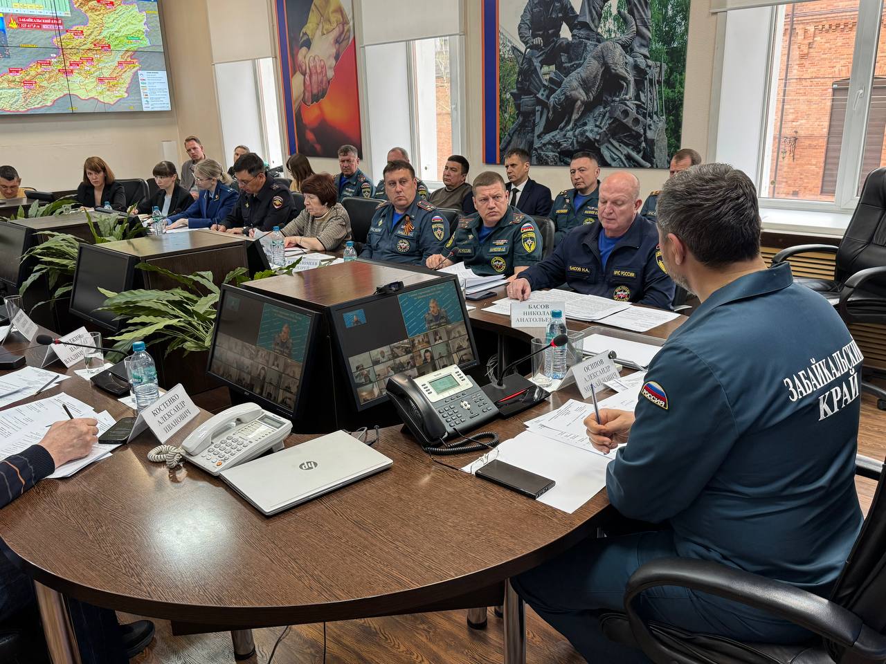 К тушению пожаров в Забайкалье привлечены дополнительные силы и средства Комиссию по предупреждению и ликвидации чрезвычайных ситуации собрал губернатор Забайкалья Александр Осипов 10 мая в связи с ухудшившейся пожароопасной обстановкой на территории региона. По прогнозам синоптиков, в большинстве районов в связи засушливой и ветренной погодой в ближайшие три дня сохранится высокая степень пожароопасности. На особом контроле обстановка с ландшафтными пожарами, угрожающими трём населённым пунктам и объектам народного хозяйства. Губернатор Забайкалья Александр Осипов, обращаясь к членам комиссии, подчеркнул – взяв во внимание сложившуюся ситуацию, необходимо действовать более настойчиво, при выявлении поджигателей понимать их мотив. В каких случаях можно говорить о неосторожном обращении с огнем и нарушении правил, а в каких – об умышленных поджогах: будут решать правоохранительные органы. «Во время патрулей мне докладывали, что не единожды видели поджигателей, но главы должны не просто видеть, а передавать информацию о предполагаемых поджигателях в соответствующие органы. Необходимо пересмотреть тактику борьбы с поджигателями», – сказал губернатор. Подробнее о тушении пожаров в Забайкалье — на сайте. Подписывайтесь: