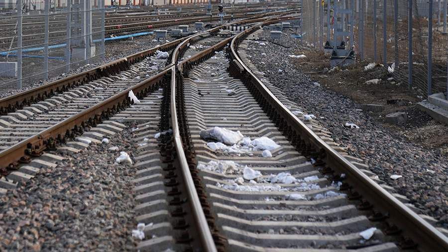 Россия рассматривает возможность восстановления ж д сообщения с Грузией через территорию Абхазии Ведется работа над разблокированием всех нарушенных путей на Кавказе в том числе рассматривается возможность восстановления железнодорожного сообщения между Российской Федерацией и Грузией через территорию Абхазии сказал вице премьер России Алексей Оверчук Он пояснил что восстановление этого маршрута важно для решения большой задачи по укреплению транспортно логистической связанности на Кавказе что критически важно для мира стабильности и экономического процветания народов Азербайджана Армении Грузии Ирана Турции и России Рассчитываем на конструктивное взаимодействие всех государств региона в решении этой важной общей задачи добавил Оверчук Подписаться на PRO transport