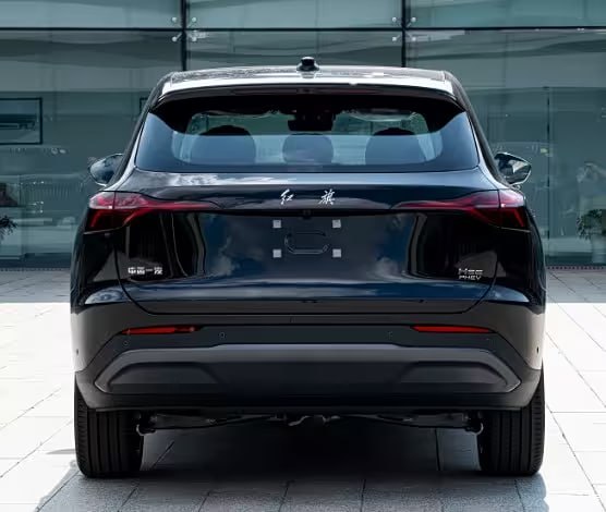 У Hongqi появится новый кроссовер под индексом HS6.  Автомобиль будет выполнен в новой корпоративной стилистике бренда. Например, привычная решетка радиатора уступит место заглушке с характерным рисунком.  Силовая установка гибридная. В ее основе находится 1,5-литровый турбомотор мощностью 150 л.с. С ним будет работать неизвестное количество электродвигателей. Более подробностей нет.  #hongqi