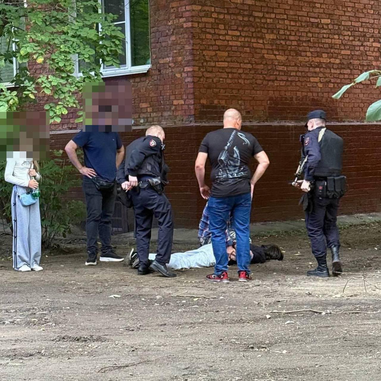 Прохожий дал отпор грабителю в районе Аэропорт На юную девушку напал мужик и отобрал ее телефон Мимо проходил парень который сумел догнать вора и задержать его до приезда полицейских Наше почтение таким ребятам Подписывайся на М125 Прислать новость