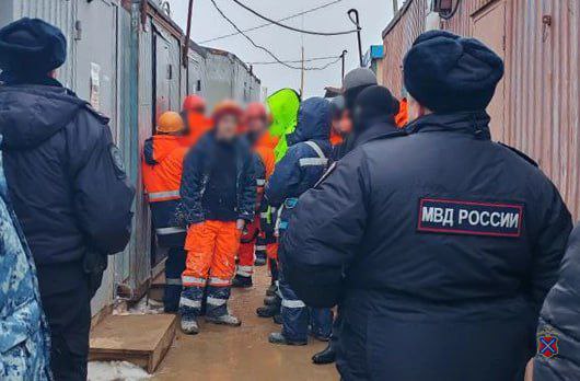 В Котельниковском районе проведён рейд по контролю за соблюдением иностранцами миграционного законодательства Сотрудники Отдела МВД России по Котельниковскому району совместно с коллегами из регионального УФСБ Пограничного Управления и при силовой поддержке спецподразделений Росгвардии провели мероприятия по пресечению нарушений миграционного законодательства иностранными гражданами В ходе рейда правоохранители проверили законность нахождения и осуществления трудовой деятельности на территории Российской Федерации иностранных граждан Нарушители законодательства были доставлены в подразделение полиции