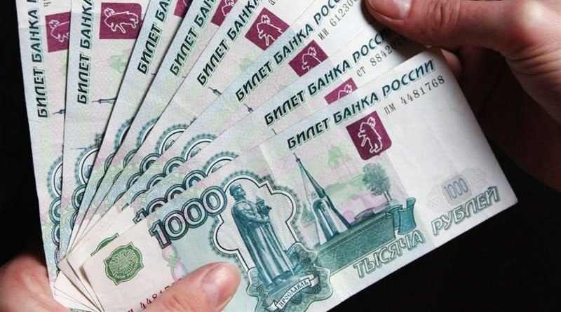 Сахалинский подросток украл у матери своего друга 40 тысяч рублей  Неприятная история произошла в Охе. Подробности рассказали в островной полиции.  Воришка 5 августа остался ночевать у друга. Проснувшись утром, он увидел, что хозяев квартиры уже не было дома. Зная, где хранятся деньги, парень вытащил из шкафа в спальной комнате пачку купюр и забрал их себе. После этого подросток разбудил друга, спешно попрощался и ушёл.  Пропажу 40 тысяч рублей обнаружила 45-летняя хозяйка квартиры. Она написала заявление в полицию, после чего подростка быстро нашли. Похищенные деньги женщине уже вернули.  Возбуждено уголовное дело по п. «в» ч.2 ст.158 УК РФ — кража, совершенная с причинением значительного ущерба гражданину.  ———   :     Прислать нам новость: