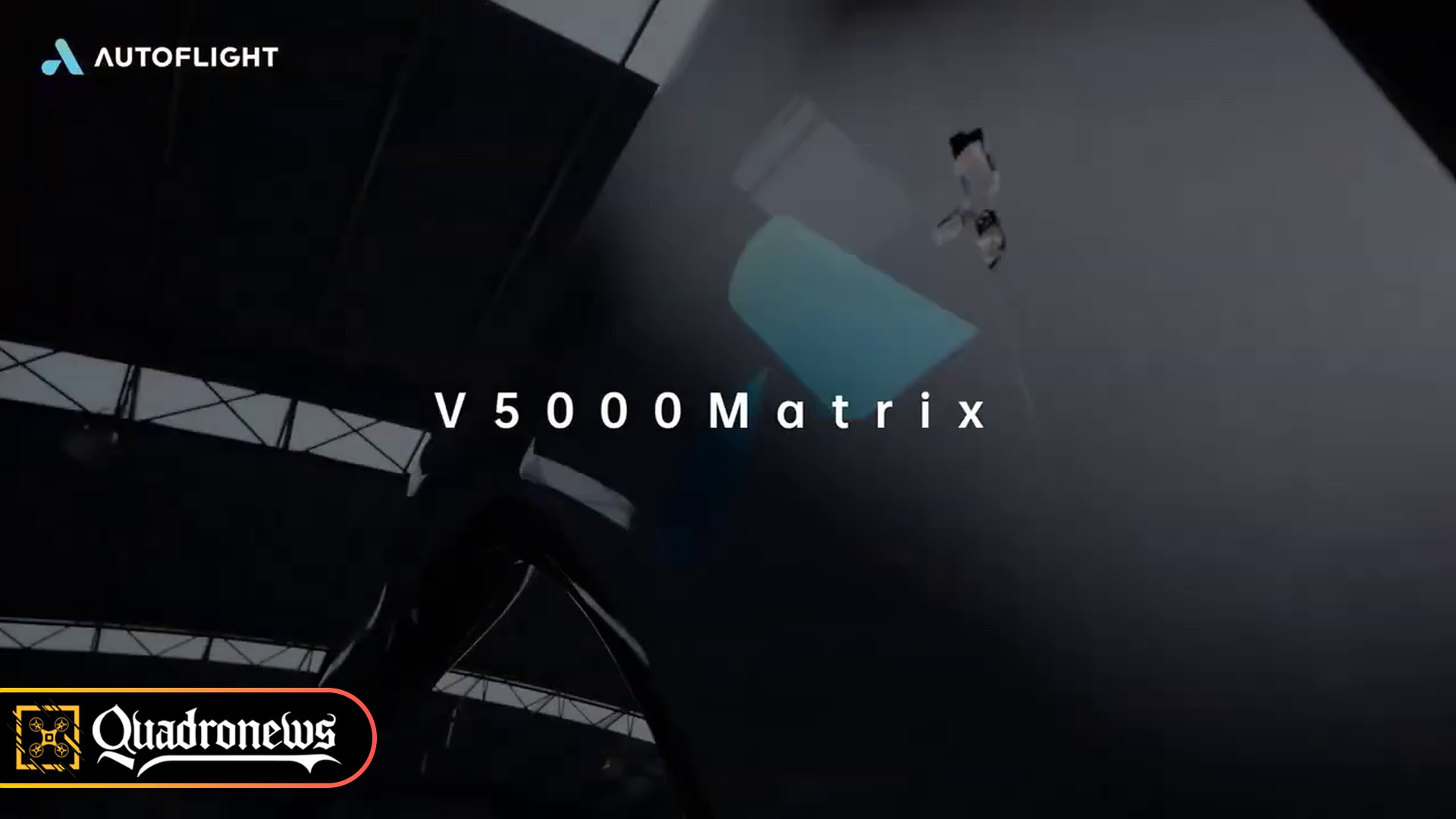 Пятитонный гигант AutoFlight впервые взлетел и сел вертикально AutoFlight провела публичный тест своего eVTOL Matrix Аппарат успешно взлетел вертикально переключился на горизонтальный полет и снова перешел к вертикальной посадке И это кстати первый в истории пятитонный аппарат который выполнил всю эту связку маневров Что ж давайте к цифрам Машина серьезная максимальная взлетная масса 5700 кг размах крыльев целых 20 метров а длина корпуса 17 1 м Планируется две версии Пассажирская сможет взять на борт до десяти человек и на чистом электричестве пролететь 250 км А вот грузовая модификация с гибридной установкой поднимает до 1500 кг и улетает на 1500 км   Quadronews