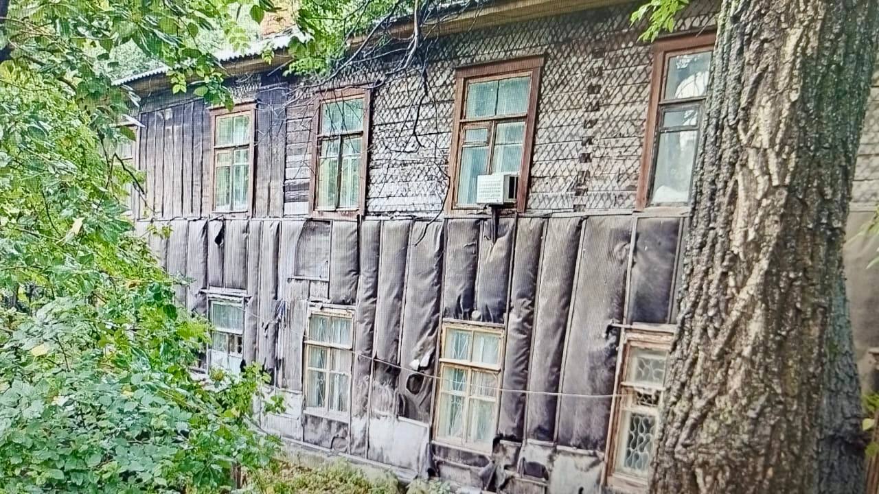 Прокуратура в судебном порядке обязала администрацию г. Хабаровска оградить еще один опасный объект В рамках исполнения Адресной программы Хабаровского края по переселению граждан полностью расселен аварийный дом по пер. Ивановскому в г. Хабаровске. Однако после переселения жильцов в благоустроенные квартиры муниципалитет меры к ограничению доступа к опасному объекту не принял. Пустующее здание притягивает внимание, в том числе детей, создавая угрозу для их жизни и здоровья. В целях обеспечения безопасности местных жителей прокуратура Центрального района г. Хабаровска внесла мэру города представление, а затем обратилась в суд с исковым заявлением к администрации, потребовав незамедлительно возвести ограждение по периметру здания. Суд требования прокурора удовлетворил. После вступления судебного акта в законную силу прокуратура проконтролирует его исполнение.