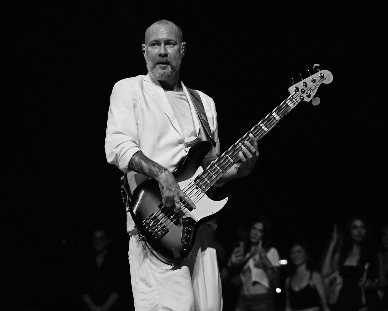 Умер бас гитарист Limp Bizkit Сэм Риверс Музыканту было 48 лет Ранее сообщалось что Риверс имел серьезные проблемы со здоровьем и даже перенес трансплантацию печени из за алкоголизма но позже все равно вернулся к музыке Сегодня мы потеряли нашего брата Нашего товарища по группе Наш пульс Сэм Риверс был не просто нашим басистом он был настоящим волшебством Пульс в каждой песне спокойствие в хаосе душа в звучании С первой ноты которую мы сыграли вместе Сэм привнес свет и ритм которые невозможно было заменить Его талант не требовал усилий его присутствие было незабываемым а сердце огромным говорится в обращении к фанатам группы okmagazine