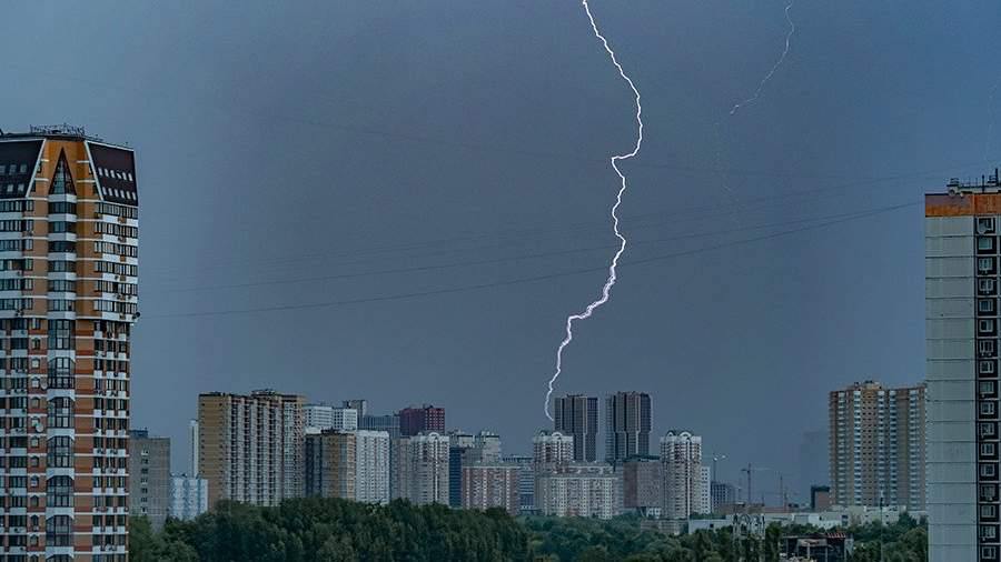 В Москве и Подмосковье начал действовать желтый уровень погодной опасности из-за грозы.