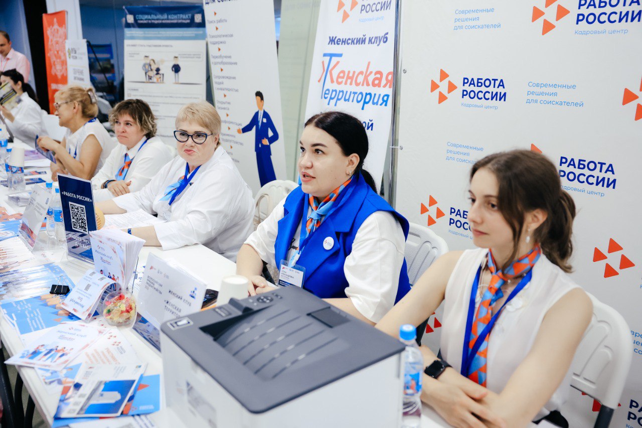 Около двух тысяч приморцев воспользовались выездными мерами государственной поддержки службы занятости С начала 2025 года специалисты кадровых центров Работа России выезжали в отдаленные районы Приморского края более 200 раз обеспечивая доступность государственных услуг на рынке труда для всех жителей региона Всего в крае работают 8 мобильных офисов имеющих 100 точек выездного обслуживания Мобильные офисы приезжают на такие территории как Чугуевский Яковлевский Кавалеровский Лазовский Красноармейский Ольгинский Хасанский округа и Михайловский район В ходе выездных мероприятий карьерные консультанты информируют жителей региона о положении на рынке труда социально трудовых правах граждан содействуют гражданам в поиске подходящей работы организовывают временное трудоустройство различных категорий граждан Работодатели также всегда могут получить консультации а также обратиться за помощью в подборе персонала Узнать о графике выездов и более подробную информацию можно в филиалах кадровых центров по месту жительства Адреса и телефоны размещены на сайте министерства профессионального образования и занятости населения Приморского края РаботаРоссии МыТамГдеЛюди РаботаемДляВас