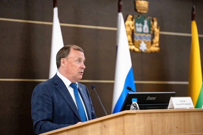 Алексей Орлов оправдал появление новых платных парковок борьбой с автохамами Мэр Екатеринбурга Алексей Орлов сообщил, что в городе станет ещё больше платных парковок. Таким образом в столице Урала решили бороться с автохамами. — Самое правильное — это идти по пути увеличения платных парковочных пространств, чтобы были ресурсы на обустройство, чтобы этими пространствами было удобно пользоваться. Мы и транспортную реформу затеяли, чтобы люди могли до места назначения доехать на удобном, комфортном общественном транспорте, не задействуя личный автомобиль, снижая нагрузку на улично-дорожную сеть, — цитирует Орлова портал E1.RU. Он добавил, что для контроля оплаты парковок в прошлом году было установлено 12 спецустройств, фиксирующих заезд. В 2025 году собираются закупить ещё 10 подобных.
