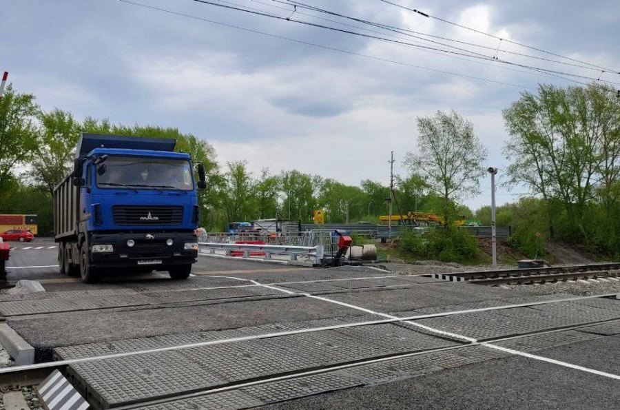 Открыто автомобильное движение через путепровод по улице Марата в Кемерове Светофоры на объекте работают в режиме «мигающий жёлтый». Специалисты уже установили дорожные знаки, нанесли разметку. Обустройство пешеходного тротуара и подходов к нему завершается. Пока пешеходы могут продолжать пользоваться временным мостом до его демонтажа. «Нашей приоритетной задачей было как можно скорее завершить работы на поверхности и открыть движение. В подмостовой части работы продолжатся. Капитальный ремонт путепровода на въезде в Пионер выполняется по нацпроекту "Инфраструктура для жизни"», - написал Дмитрий Анисимов в своем телеграм-канале.
