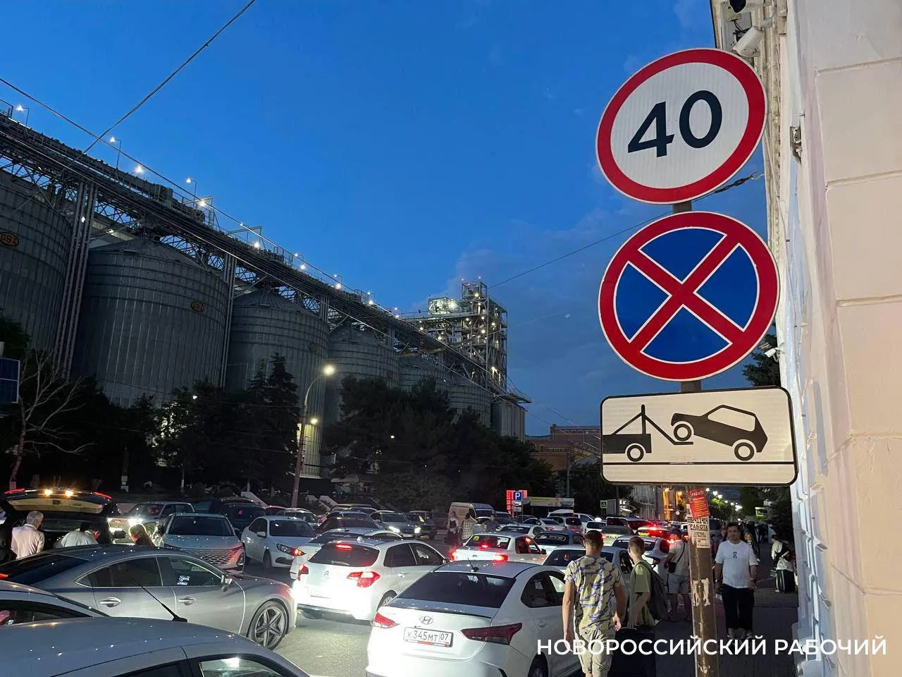 НР городская среда В Новороссийске ограничат парковку возле школы ресторана и вокзала В Новороссийске усиленно ищут возможность исключить возможность парковок автомобилей там где это мешает всем и остальным машинам и пешеходам На этот раз решили устанавливать парковочные столбики Такие скорее всего появятся в районе Морского технического лицея подъезды к которому давно притча во языцех Городская комиссия по безопасности дорожного движения постановила в срок до 15 апреля рассмотреть возможность их установки возле главного входа в лицей чтобы исключить парковку перед пешеходным переходом Здесь на постоянной основе будут курсировать и эвакуаторы С выездом на место будут решать вопрос установки сигнальных столбиков в Широкой балке в районе базы отдыха Садко и ресторана Белиссимо во избежание образования заторов хаотичной парковки транспортных средств и затруднения движения пешеходов Комиссия по БДД признала целесообразным установить такие столбики на троллейбусной остановке на железнодорожном вокзале чтобы люди могли беспрепятственно подойти к троллейбусу а не лавировать между припаркованных такси Это должно быть сделано до конца апреля novorab official Мы в МАХ