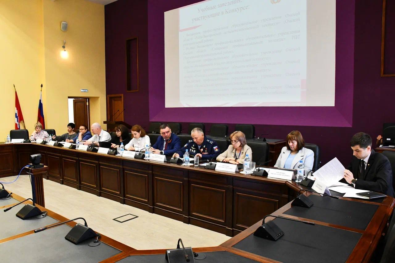Состоялось заседание организационного комитета по проведению регионального конкурса профессионального мастерства среди студентов учреждений среднего профессионального образования, обучающихся по профессиям «Тракторист-машинист сельскохозяйственного производства» и «Мастер сельскохозяйственного производства».   Очный этап конкурса состоится с 9 по 11 июня на базе таврического филиала Сибирского профессионального колледжа и соберет 12 команд. Участники пройдут практический этап на пашне и продемонстрируют вождение трактора МТЗ-80 на специально оборудованной площадке. Также их ждут состязания в военно-спортивной эстафете с элементами ориентирования на местности и сборке/разборке автомата.  Благодаря этому конкурсу мы повышаем престиж рабочих профессий сельскохозяйственной сферы!
