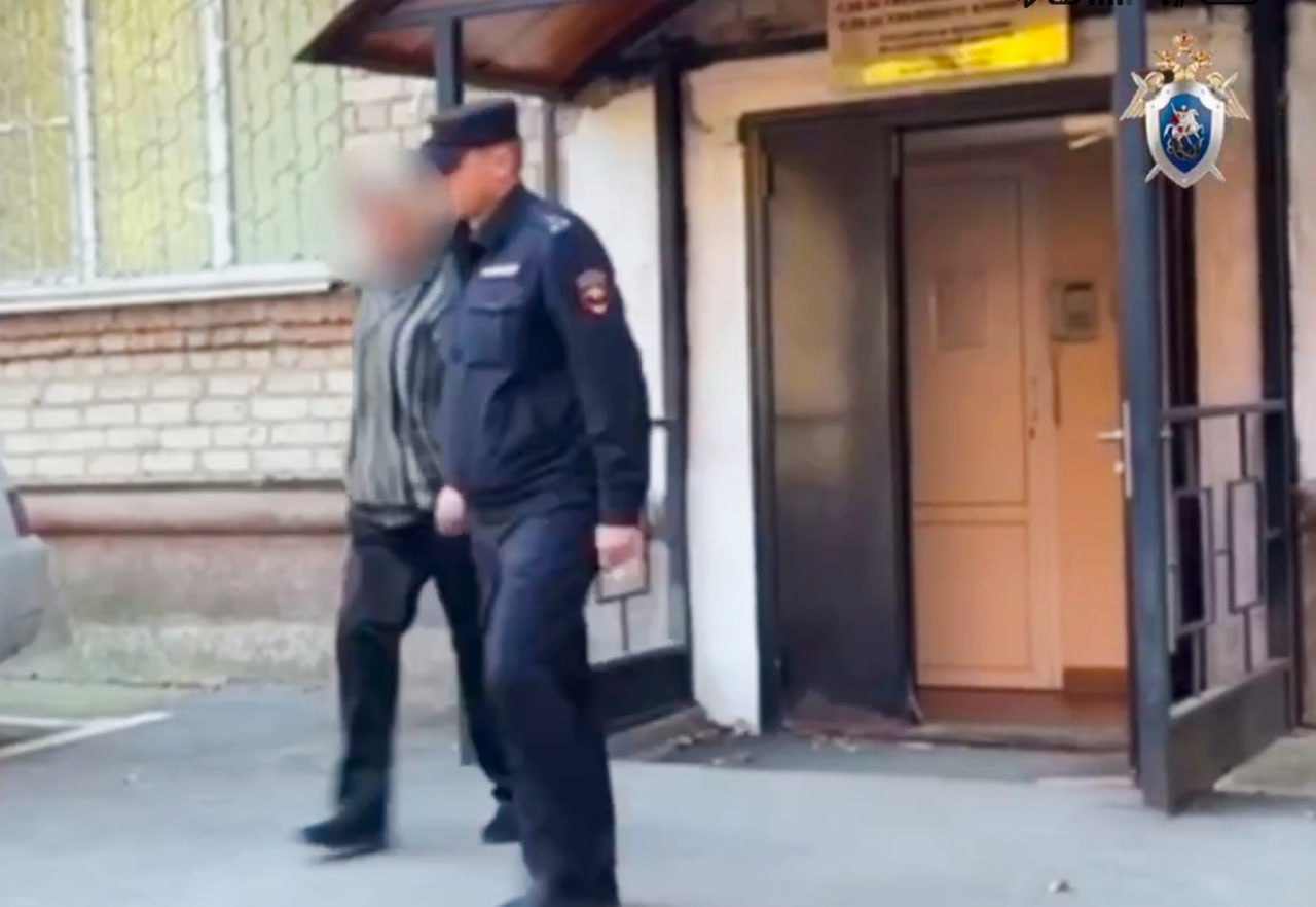 Убийство приемного ребенка инвалида и систематические издевательства над другими детьми   Вчера стало известно что в Балаково задержана 52 летняя женщина и ее 35 летний сын Их подозревают в убийстве малолетнего а также в истязании несовершеннолетних с особой жестокостью издевательством и мучениями группой лиц по предварительному сговору По версии следствия в период с 2015 по 2025 год обвиняемая оформила опеку над четверыми детьми Последних систематически истязали В неустановленный пока период с 2019 по 2021 год опекаемый ребенок с ограниченными возможностями был убит По предварительным данным опекунша спрятала тело на кладбище Ребенка хватились только в этом году В феврале жительницу Балаково отстранили от опеки а несколько дней назад ее и задержали Сегодня появилась информация о возрасте детей подвергавшихся истязаниям Это 23 летняя девушка видимо она попала в семью первой еще в 2015 году 13 летняя девочка 15 летний и 9 летний мальчики Убит был последний Подробнее об этом здесь