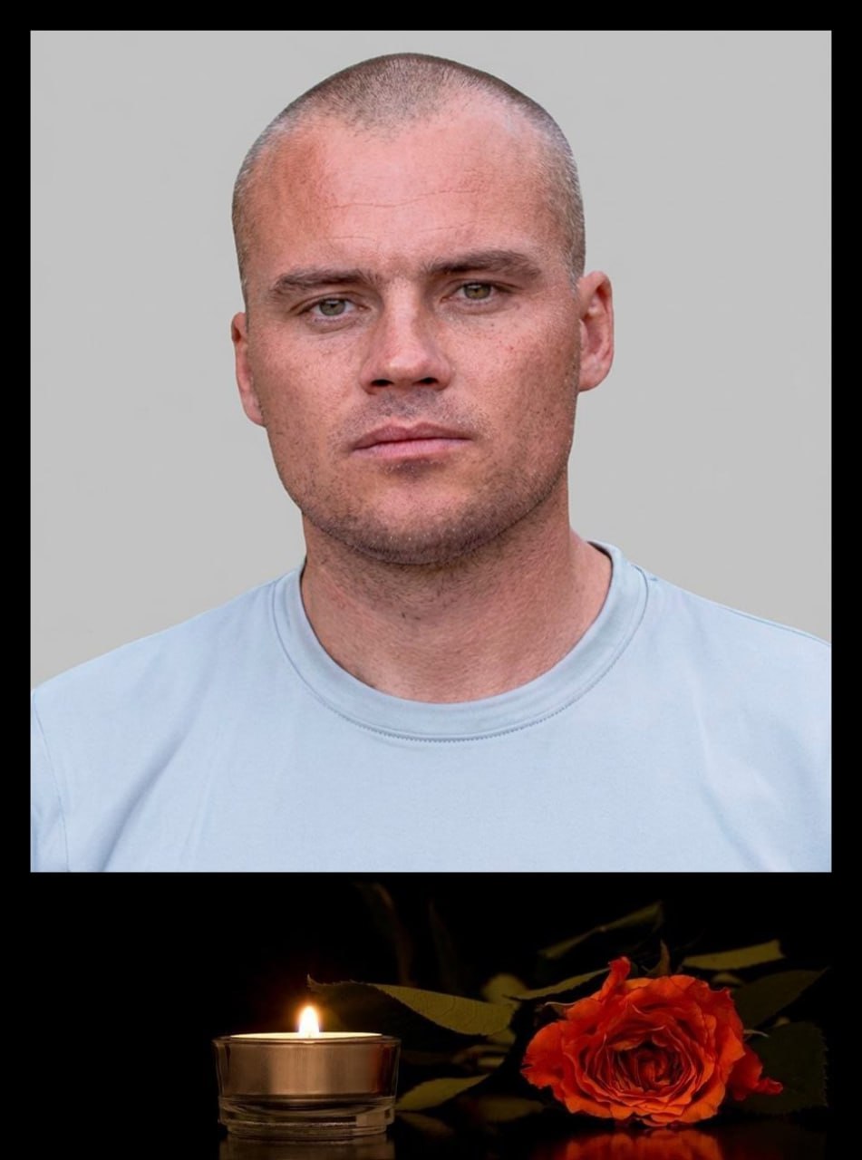 На СВО погиб мужчина напавший на губернатора Мурманской области в 2024 году 44 летний Александр Быданов погиб на фронте 4 января в ходе выполнения боевой задачи Семья мужчины рассказала Осторожно новости что на спецоперацию он отправился из колонии В октябре 2024 года Быданова приговорили к 13 годам заключения по статье о покушении на убийство ч 3 ст 30 ч 2 ст 105 УК В апреле 2024 года монтёр пути в РЖД Быданов ударил ножом в живот губернатора Мурманской области Андрея Чибиса в ДК Строитель в Апатитах Губернатор был доставлен в больницу его прооперировали и спустя неделю выписали домой На допросе Быданов объяснил свои действия неприязнью к чиновнику а также личными проблемами пошатнувшимся здоровьем и ссорой с матерью В суде он извинился перед Чибисом но не согласился с обвинением в попытке убийства по словам нападавшего удар ножом был безопасным Сыграли многие факторы в том числе ответы губернатора на задаваемые вопросы на встрече с жителями где была напряженная обстановка Мой подзащитный находился там в течение получаса И все это время там была гнетущая атмосфера В то же время губернатор пояснил что для него это был привычный конструктивный диалог сообщал адвокат Быданова