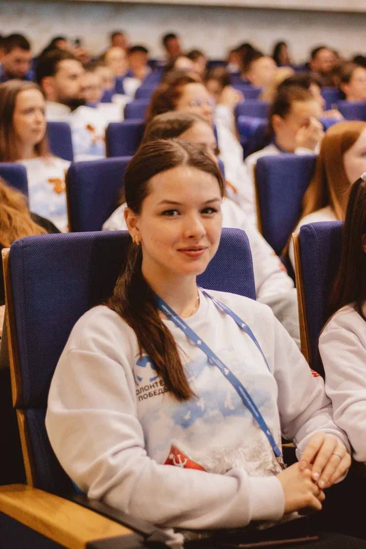 Представительница ПГУ побывала на Параде Победы на Красной площади в Москве в качестве волонтёра. Студентка Юридического института ПГУ Наталья Золкина вошла в число 200 участников из 74 регионов страны слёта «Волонтёры Победы. Москва» — Послов Победы. Программа у волонтёров Победы была очень насыщенной. До самого парада была генеральная репетиция, а также обучающие семинары. В ночь перед самим событием раскладывали подарки для 7 тысяч гостей парада. Наталье удалось пообщаться с непосредственными участниками Великой Отечественной, так как она сопровождала трибуну с ветеранами: Пока провожала одного из них — Тараса Львовича, он рассказал, что прилетел из Сибири. В 11 лет он начал работать на заводе, и так до конца войны. Его отец ушёл на фронт, откуда уже не вернулся... Тяжёлые воспоминания, и при этом доброжелательные, приветливые люди. Очень устали, мало спали. Но впечатления от участия в таком масштабном и важном празднике вдохновляющие! — говорит студентка. #волонтерыПГУ