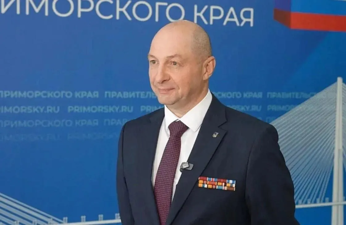 Ветеран СВО и участник программы Герои Приморья Дмитрий Сидоров стал начальником управления по общественно политической работе и взаимодействию с федеральными государственными органами в министерстве внутренней политики края Об этом сообщили в пресс службе правительства региона В обязанности Дмитрия Сидорова вошли мониторинг анализ и прогнозирование общественно политической ситуации в Приморском крае Эту возможность он воспринимает как миссию служения Отечеству и народу Многие люди ищут эту миссию всю жизнь а у меня она нашлась именно на этой программе В целом программа очень полезная потому что она дает возможность подготовиться к государственной гражданской службе людям которые в большинстве своем всю жизнь занимались военной службой сказал ветеран Перед заступлением на пост Дмитрий Сидоров прошел стажировку в Артемовском городском округе под наставничеством главы Вячеслава Квона и его команды а позже обучался у министра внутренней политики края Александра Худоложного Последний и предложил ветерану возглавить управление по общественно политической работе Дмитрию еще предстоит пройти четвертый этап кадровой программы для закрепления управленческих навыков После этого ему нужно будет пройти итоговую аттестацию и защитить собственный проект Фото primorsky ru Дмитрий Булгаков  Подписаться в MAX